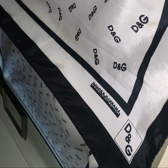 🛍🛍💯DOLCE & GABBANA Silk Foulard/ Square Scarf. - Picture 13 of 16